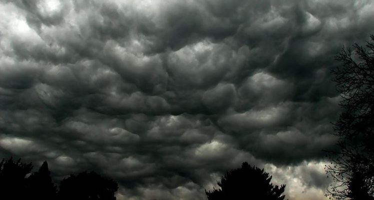 800px-Storm_clouds
